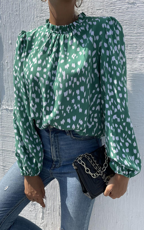 Hochgeschlossenes Oberteil mit Animalprint und Rüschendetail in Grün