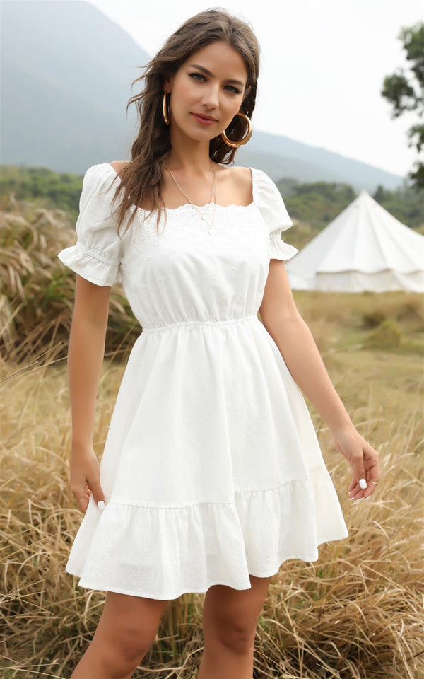 Broderie Anglaise – Gestuftes Sommerkleid in Weiß