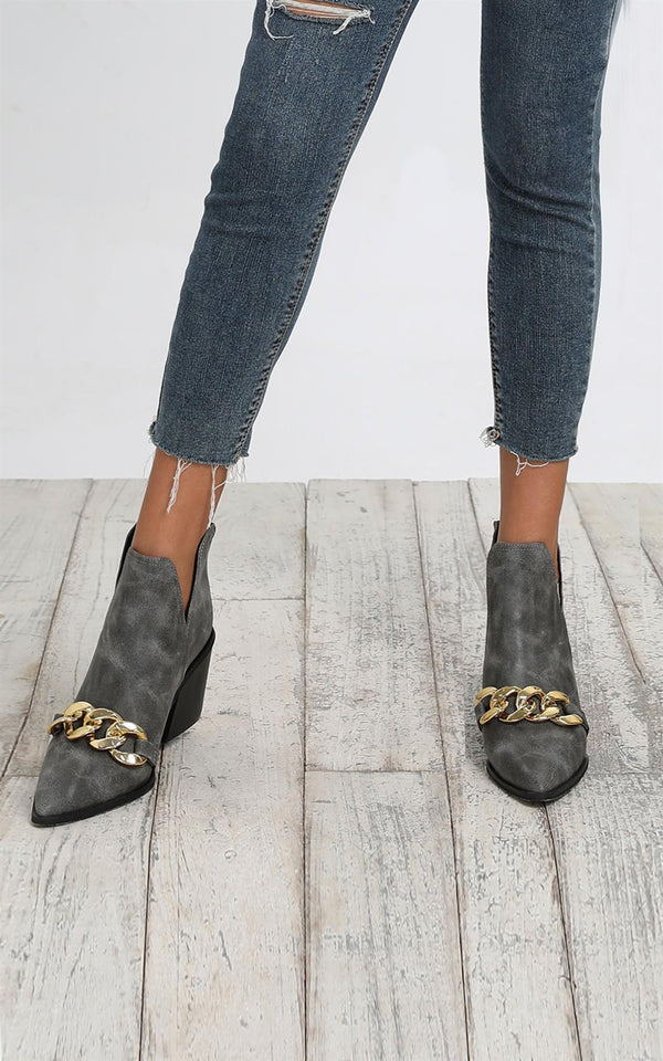 Stiefeletten Mit Blockabsatz, Spitzer Zehenpartie Und Kettendetail In Grau